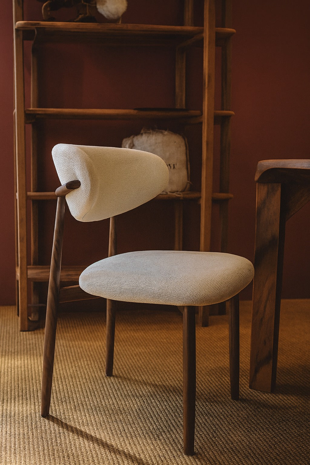 Eetkamerstoel Ronnie – 02 Beige Bekleding & Walnoot frame